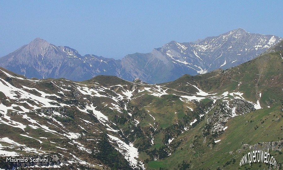 11 Il puntino rosa del Rifugio Cazzaniga.JPG